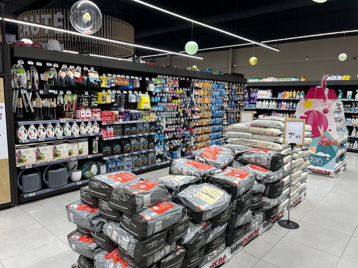 Iluminación técnica para retail y estanterías comerciales en tienda Intermarché.