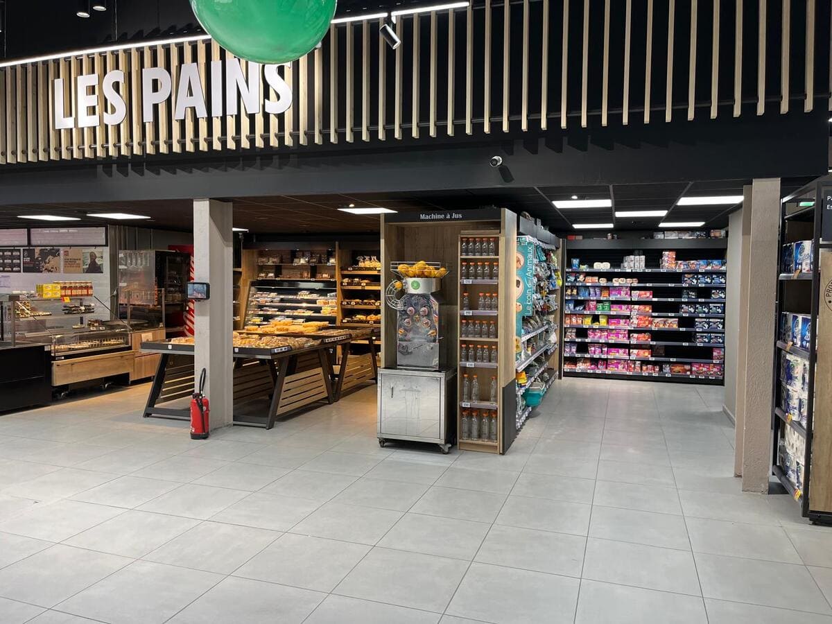 Luminarias lineales de alta eficiencia en la sección de panadería de un supermercado.