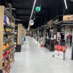 Proyecto de iluminación lineal empotrada y suspendida en pasillo central de retail.