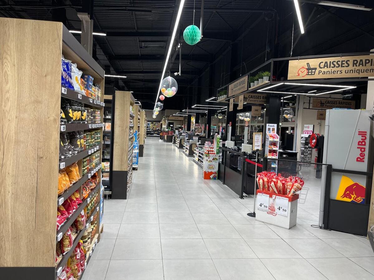 Proyecto de iluminación lineal empotrada y suspendida en pasillo central de retail.