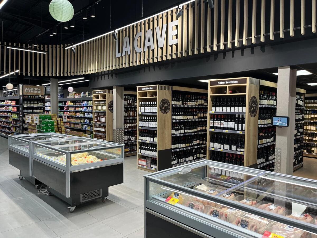 Perspectiva de iluminación lineal para grandes superficies y pasillos de supermercados.
