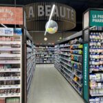 Líneas de luz LED continuas para una iluminación uniforme en pasillos estrechos.