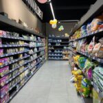 Iluminación integrada en estanterías de la sección de perfumería y cosmética.