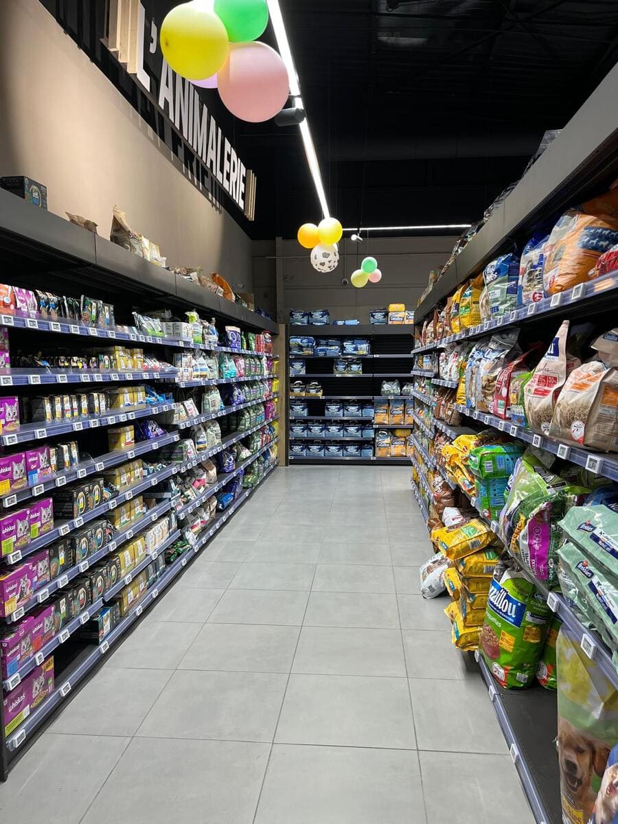 Iluminación integrada en estanterías de la sección de perfumería y cosmética.